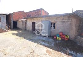 3 bedroom villa with terraces, patio and garage to recover in Avelar.