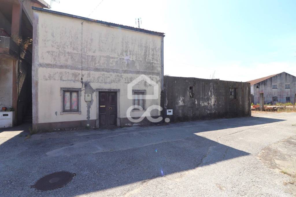 3 bedroom villa with terraces, patio and garage to recover in Avelar.
