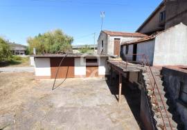 3 bedroom villa with terraces, patio and garage to recover in Avelar.