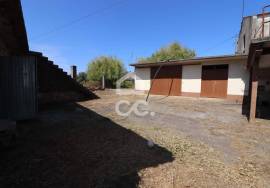 3 bedroom villa with terraces, patio and garage to recover in Avelar.