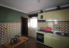 House with three floors for restoration with land on the outskirts of Chaves