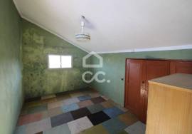 House with three floors for restoration with land on the outskirts of Chaves