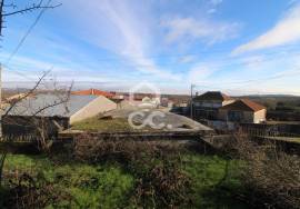 House with three floors for restoration with land on the outskirts of Chaves