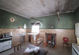 House with three floors for restoration with land on the outskirts of Chaves