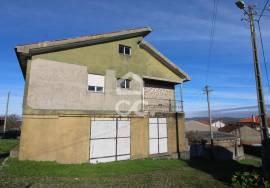House with three floors for restoration with land on the outskirts of Chaves