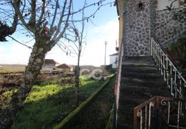 House with three floors for restoration with land on the outskirts of Chaves