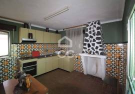 House with three floors for restoration with land on the outskirts of Chaves