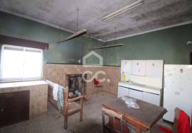 House with three floors for restoration with land on the outskirts of Chaves