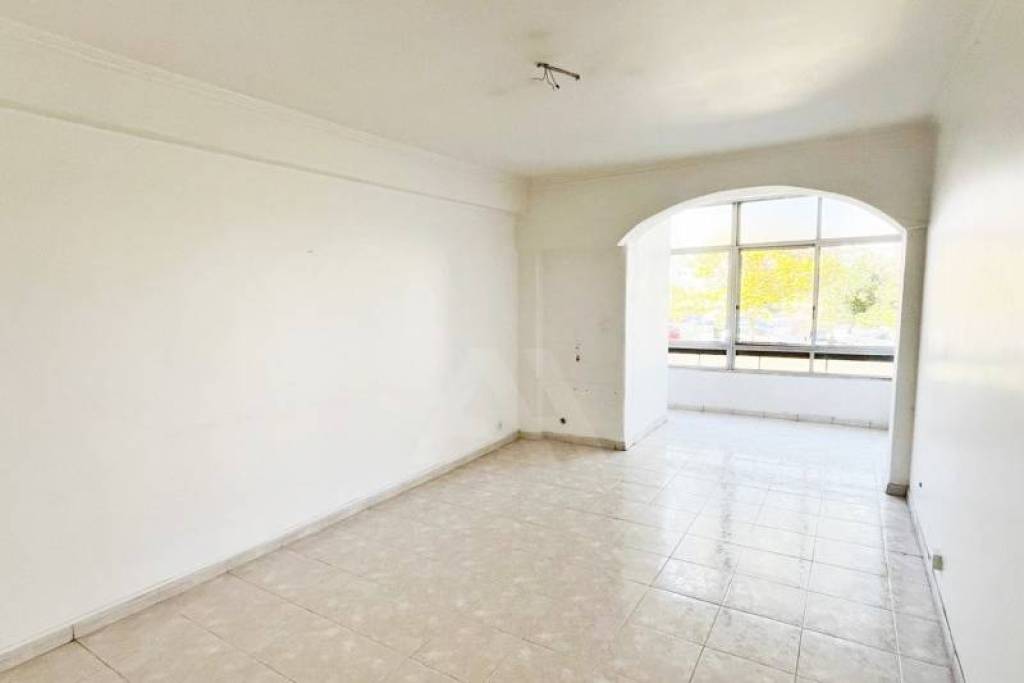 Apartamento T2 em Oeiras com Arrecadação