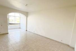 Apartamento T2 em Oeiras com Arrecadação