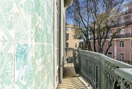 Alfama - Renovated T4 apartment with garden and parking