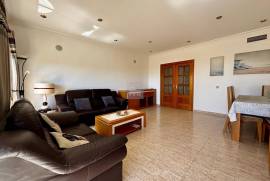 Large 2 Bed Apartment in Alsakia with Distant sea views !!