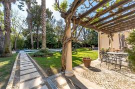 Traditional Villa with 5 Bedrooms, Pool and Private Garden – A Haven of Charm and Tranquility