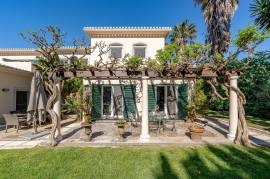Traditional Villa with 5 Bedrooms, Pool and Private Garden – A Haven of Charm and Tranquility