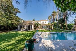 Traditional Villa with 5 Bedrooms, Pool and Private Garden – A Haven of Charm and Tranquility