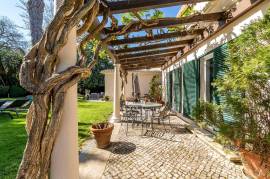 Traditional Villa with 5 Bedrooms, Pool and Private Garden – A Haven of Charm and Tranquility
