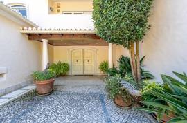 Traditional Villa with 5 Bedrooms, Pool and Private Garden – A Haven of Charm and Tranquility