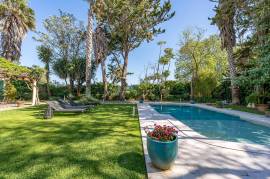 Traditional Villa with 5 Bedrooms, Pool and Private Garden – A Haven of Charm and Tranquility