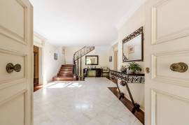 Traditional Villa with 5 Bedrooms, Pool and Private Garden – A Haven of Charm and Tranquility