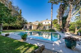 Traditional Villa with 5 Bedrooms, Pool and Private Garden – A Haven of Charm and Tranquility