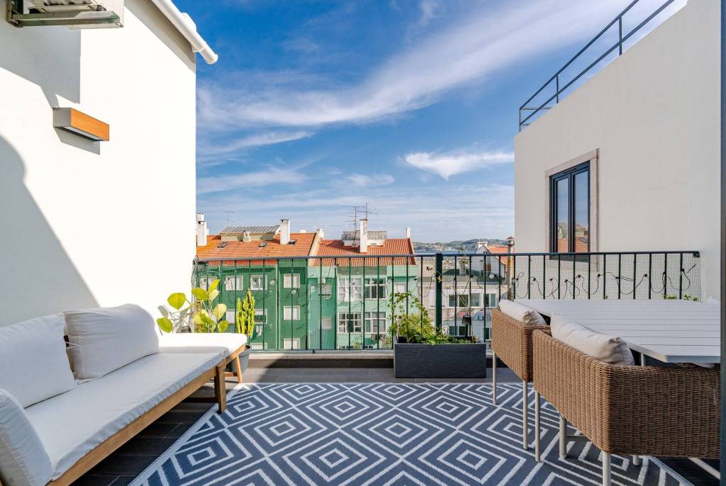 Luxury and Elegance: New 3 Bedroom Apartment with Rooftop Pool, Garage and Unique River View
