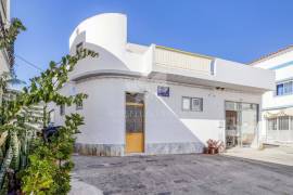 Commercial property with large roof terrace near the centre of the village. Estoi.