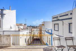 Commercial property with large roof terrace near the centre of the village. Estoi.