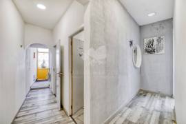 Commercial property with large roof terrace near the centre of the village. Estoi.