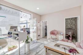 Commercial property with large roof terrace near the centre of the village. Estoi.