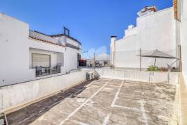 Commercial property with large roof terrace near the centre of the village. Estoi.