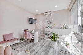 Commercial property with large roof terrace near the centre of the village. Estoi.