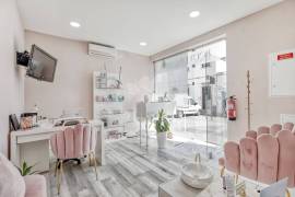 Commercial property with large roof terrace near the centre of the village. Estoi.