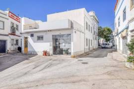 Commercial property with large roof terrace near the centre of the village. Estoi.