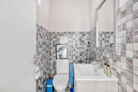 Commercial property with large roof terrace near the centre of the village. Estoi.