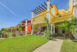 Exquiste 3 bedroom villa with garage & rooftop sea views in gated condominium with pools