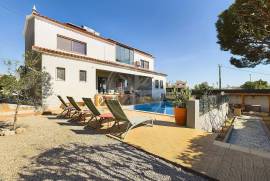 4 Bedroom Family Villa with Pool in Central Olhão Area