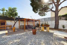 4 Bedroom Family Villa with Pool in Central Olhão Area