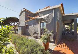 4 Bedroom Family Villa with Pool in Central Olhão Area