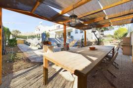 4 Bedroom Family Villa with Pool in Central Olhão Area
