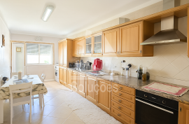 Excellent 3 Bedroom Apartment with 2 Parking Spaces and Storage in Portimão