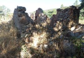 Land with Ruins to Renovate – Near Loulé