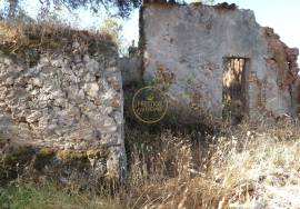Land with Ruins to Renovate – Near Loulé