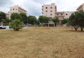 Land intended for urban housing construction with 23 apartments and a store, located in the Vale de Ras Urbanization in Loulé