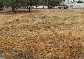 Land intended for urban housing construction with 23 apartments and a store, located in the Vale de Ras Urbanization in Loulé