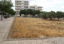 Land intended for urban housing construction with 23 apartments and a store, located in the Vale de Ras Urbanization in Loulé