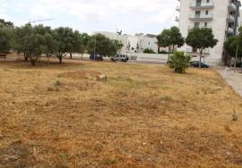Land intended for urban housing construction with 23 apartments and a store, located in the Vale de Ras Urbanization in Loulé
