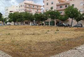 Land intended for urban housing construction with 23 apartments and a store, located in the Vale de Ras Urbanization in Loulé