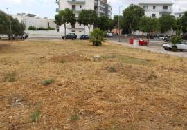 Land intended for urban housing construction with 23 apartments and a store, located in the Vale de Ras Urbanization in Loulé