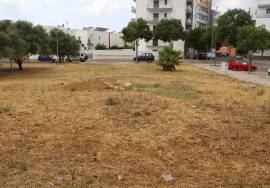 Land intended for urban housing construction with 23 apartments and a store, located in the Vale de Ras Urbanization in Loulé