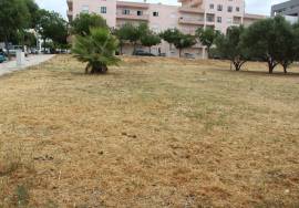 Land intended for urban housing construction with 23 apartments and a store, located in the Vale de Ras Urbanization in Loulé